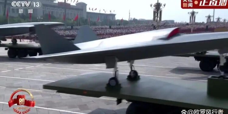 中国93阅兵公开多款隐身无人机，又让西方媒体“上当”一次！