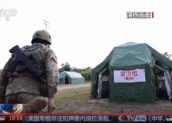 无人机搜救、无人运输车护送 陆军卫勤演练科技感拉满