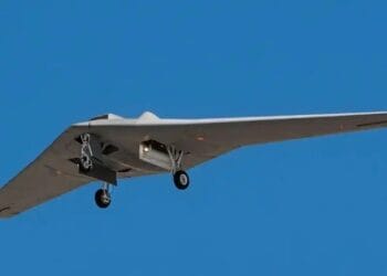 全球首次！无尾翼隐身无人机亮相九三阅兵，如何改写空战规则